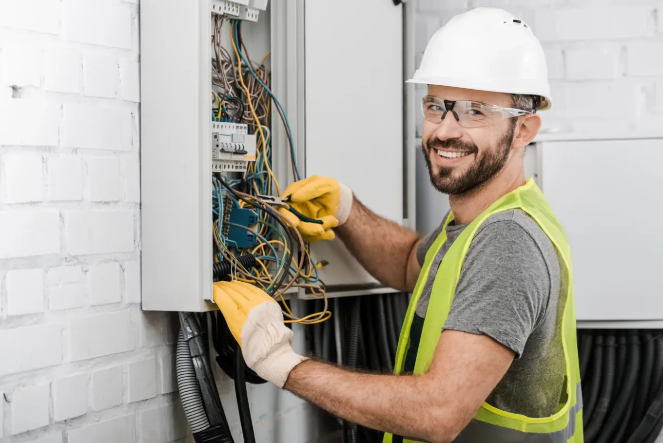 Électricien câblant un tableau de répartition neuf pendant une remise aux normes